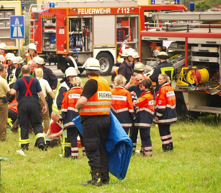 Schwerer Unfall mit Reisebus Lohmar Donrather Dreieck P232.JPG